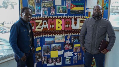 Amilton Bito (izquierda) y Simiao Francisco, el pasado 2 de febrero, frente a un mural dedicado a Mozambique del colegio Santa Mara del Mar de A Corua