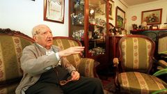 Fraguas, retratado no sal�n da s�a casa, en agosto de 1999, cando se creou a s�a fundaci�n