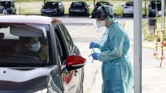 Pruebas para detectar posibles casos de covid-19 en el exterior del hospital de Monforte