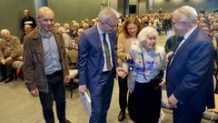 Rosa Rodr�gez Iglesias, socia centenaria, recibiendo un recuerdo conmemorativo del aniversario