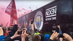 Los ultras del Liverpool, a botellazos con el bus del Manchester City
