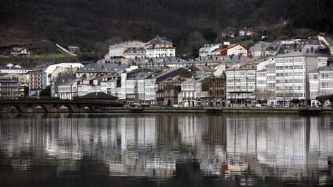 Vista da fachada mar�tima de Viveiro, fronte � r�a.