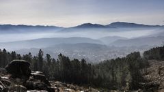 Vista del humo de los incendios de los �ltimos d�as en Baixa Limia (Ourense).