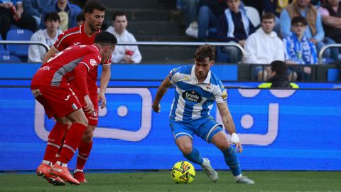 Adri� Altimira, durante el encuentro entre el Deportivo y el C�rdoba en Abanca Riazor