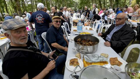 Comida na carballeira de Santa Isabel no Convivio da Cultura Galega de Outeiro de Rei