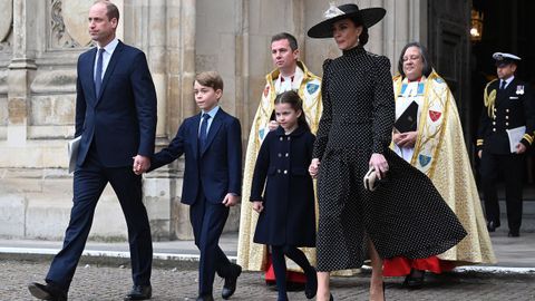 Los duques de Cambridge, Guillermo y Catalina, junto a sus hijos, Jorge y Carlota