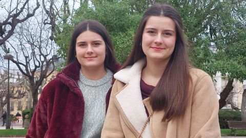 Alejandra y Claudia Barcia L�pez, ayer en el parque municipal de Ribadeo