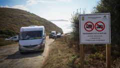 Una autocaravana el jueves saliendo de la playa de Campelo, donde el Concello de Valdovi�o coloc� carteles el mi�rcoles. 