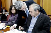 El alcalde, de pie, habla con Tom� en el �ltimo pleno ante la mirada de Mar�a Jos� Gonz�lez.