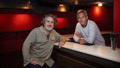 Niko y Juan en el interior del Pub Baco
