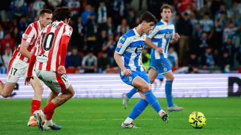Riki Rodr�guez dando un pase durante el Sporting-Deportivo