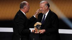 El seleccionador brasile�o, Luiz Felipe Scolari, felicita a Del Bosque y le entrega el premio.