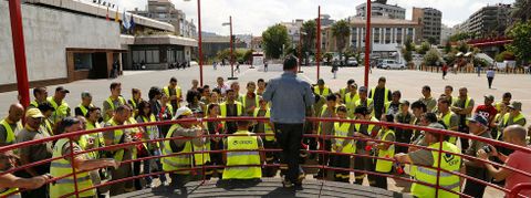 Trabajadores de la empresa que gestiona las zonas verdes durante la protesta que ayer llevaron a cabo para que se garantice el empleo con la futura concesionaria. 