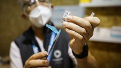 Foto de archivo de un enfermero preparando la vacuna