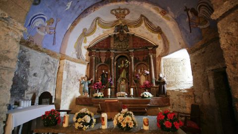 La Iglesia de Santalla de Alfoz, en la parroquia de Santalla, es uno de los bienes arquitectónicos y monumentales protegidos, que cuenta con pinturas medievales