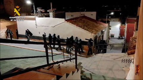 Imagen de la detenci�n de una mujer de 72 a�os y de su nieto, menor de edad, por traficar presuntamente con drogas.