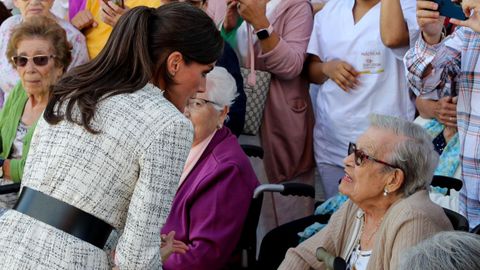 La reina Letizia saluda a su llegada a la apertura del curso de Formacin Profesional 2023/24, este mircoles en el Centro Integrado de Comunicacin, Imagen y Sonido de Langreo. 