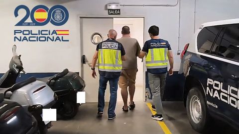 Traslado de uno de los tres trabajadores detenidos por malos tratos habituales a mayores habituales