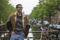 Javier, en el canal Elandsgracht de msterdam, la ciudad donde vive, aunque trabaja en La Haya.