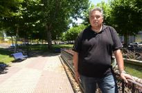 Fern�ndez Alonso posa en la praza de A Lexi�n, en el barrio de A Carballeira, donde naci�. 