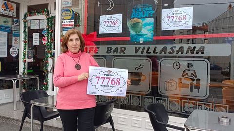 Mara ngeles Argibay, del caf bar Villasana de Xinzo, dime que dar un premio de la lotera era lo que le faltaba... y ya lo ha hecho.