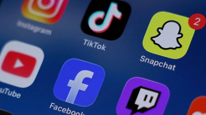 Iconos de aplicaciones de redes sociales en un tel&eacute;fono m&oacute;vil.