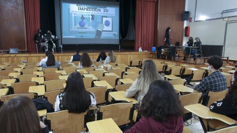 Imagen de archivo de alumnos del bachillerato StemBach del IES Sofa Casanova presentando sus proyectos de investigacin