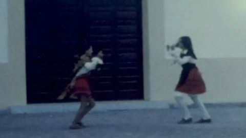 Fotograma de la pelcula en la que se puede ver a dos nias con traje tradicional ensayando su baile