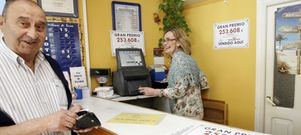 Numerosos clientes y muchos curiosos tentaron a la suerte y ayer pasaron por el despacho que regenta Mar�a Dolores Legaspi. 