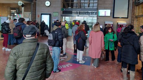 Viajeros afectados en la estacin de Ourense por la avera elctrica que afecta a la circulacin de trenes en Galicia