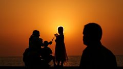 Una ni�a vende juguetes durante el atardecer de Mumbai, India