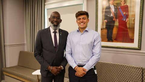 El primer ministro de Curazao, Gilmar Pisas, con el coru��s Milu durante su visita al pa�s