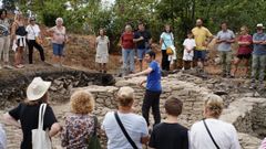 Samuel Ni�n, director t�cnico de la excavaci�n del castro de Esmelle, muestra los cimientos del edificio de uso colectivo hallado en las �ltimas campa�as.