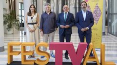 El director del Festival de Televisi�n de Vitoria (FesTVal), Joseba Fiestras (2i), acompa�ado por el consejero de Turismo, Javer Hurtado (d), el diputado general de �lava, Ramiro Gonz�lez, y la alcaldesa de Vitoria, Maider Etxebarria, durante la presentaci�n