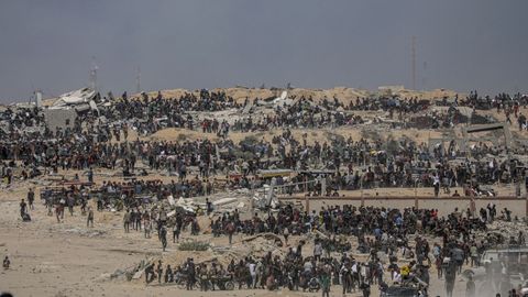 Desplazados internos en busca de ayuda humanitaria en Gaza.