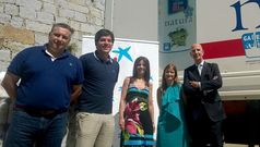 Cecilio Santalices (izquierda) recibi� la donaci�n de la entidad. 