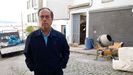 El abogado Cristbal Pintado, vecino de la calle Arce de Ferrol, posa delante de un inmueble en su calle que est siendo tapiado para evitar okupaciones