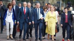El lehendakari I�igo Urkullu, (en el centro) junto a miembros de su gobierno antes de entrar en el Parlamento Vasco, donde se celebr� el pleno de pol�tica general con el que se abre el �ltimo curso de la legislatura