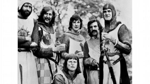 Los Monty Phyton en �Los caballeros de la mesa cuadrada y sus locos seguidores�, dirigida por Terry Gilliam (en el centro, abajo) y Terry Jones en 1975