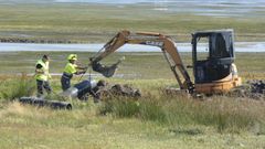 Una de las innumerables reparaciones de las aver�as que sufre la tuber�a que suministra agua a O Grove