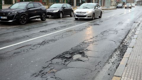 Na avenida de Rosal�a de Castro en Carril as fochancas van acompa�adas de afundimentos na estrada