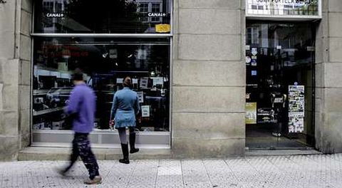 El escaparate de Portela Seijo en el nmero 48 del Hrreo fue durante bastante tiempo sala de televisin de muchos compostelanos.