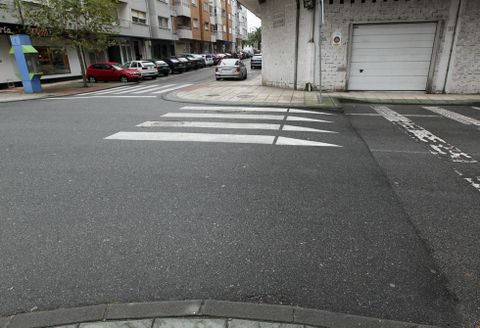 El pintado empieza en uno de los lados de la carretera y concluye, misteriosamente, en el centro. 
