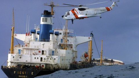 Remolcamiento del Prestige entre cabo Touri�an y cabo Vilan