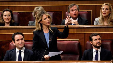 La portavoz del PP en el Congreso pidi que antes de empezar el debate se leyera el acuerdo PSOE-ERC, pero Meritxell Batet respondi que era conocido y que no era el momento. 