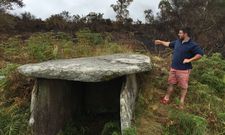 <span lang= es-es >La Casota de Freans sali� ilesa</span>. El fuego qued� a cent�metros del tambi�n conocido como Casota  dos Mouros, que todav�a conserva trazas de antiguas pinturas y estaba cercado de maleza. 