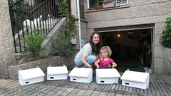Laura, junto a su hija, y a las casas para vencejos que han construido