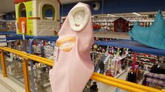 En la imagen, el disfraz del Satisfayer que Ali vende en su tienda de A G�ndara y del que solo quedan catorce unidades