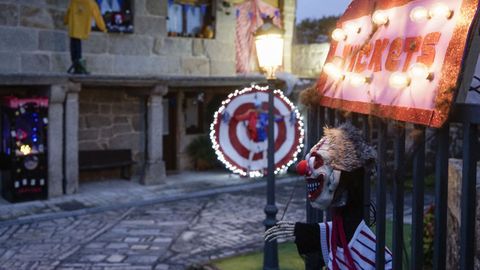 A la entrada hay un payaso terrorífico que vende los tiques a este paraje horrible