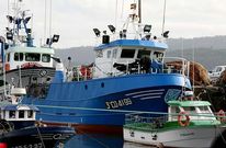 Manuel Caama�o es patr�n del �Gallego Jos�, en la imagen, en el puerto de Camari�as.